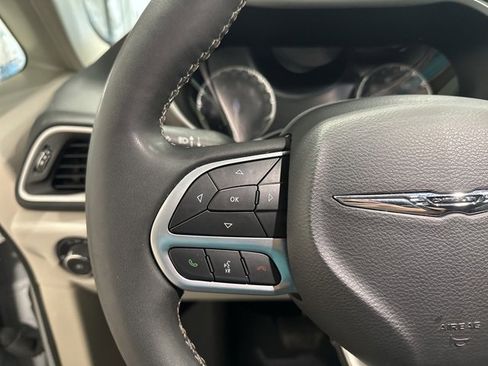 Used 2024 Chrysler Pacifica Touring-L image 17