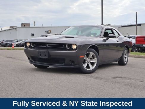 Used 2019 Dodge Challenger SXT RWD image 2