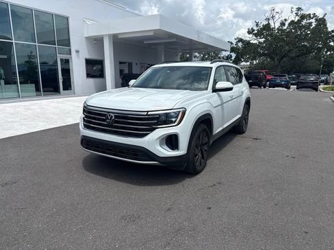 Used 2024 Volkswagen Atlas SE w/ Panoramic Sunroof Package FWD image 2
