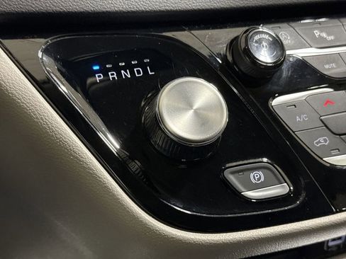 Used 2024 Chrysler Pacifica Touring-L image 17