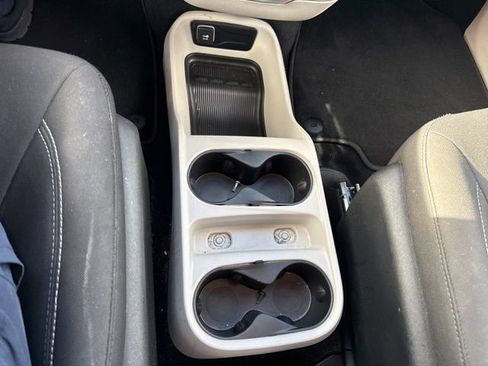 Used 2023 Chrysler Voyager LX image 9