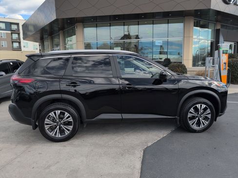 Used 2023 Nissan Rogue SV w/ SV Premium B Package image 2