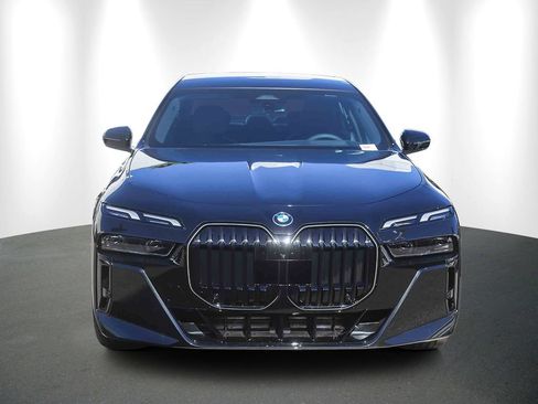 Used 2026 BMW 750e xDrive w/ Premium Package AWD/4WD image 2