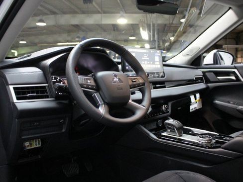 New 2025 Mitsubishi Outlander SE image 5