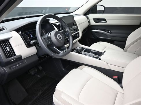 Used 2025 Nissan Pathfinder SL image 18