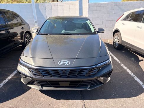 Used 2024 Hyundai Elantra Limited FWD image 3