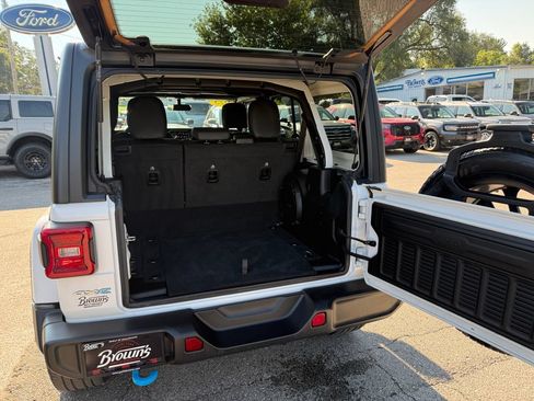 Used 2023 Jeep Wrangler Unlimited Sahara AWD/4WD image 11