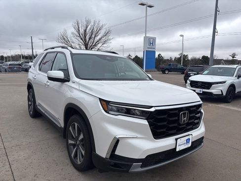 Used 2025 Honda Pilot Elite image 3