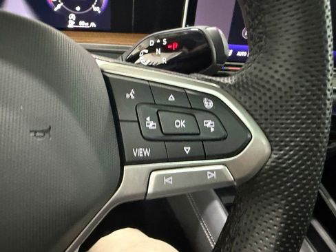 Used 2025 Volkswagen Tiguan SEL R-Line image 16