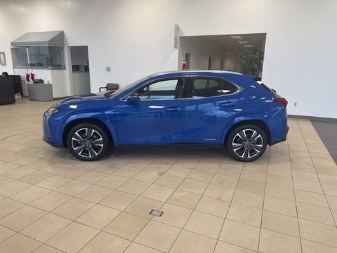 Used 2022 Lexus UX 250h w/ Luxury Package image 2
