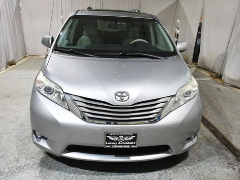Used 2012 Toyota Sienna XLE FWD image 2