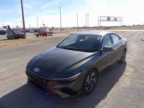 Used 2025 Hyundai Elantra SEL image 2