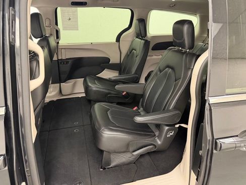 Used 2023 Chrysler Pacifica Touring-L FWD image 15