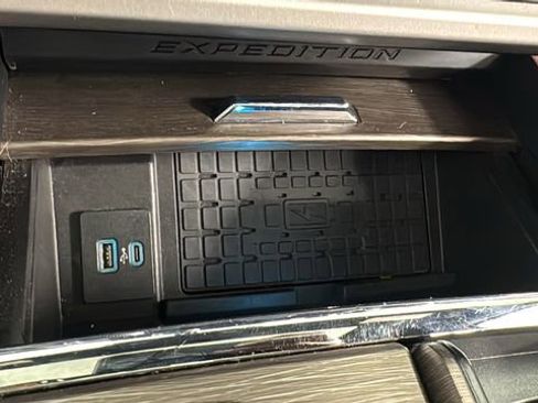 Used 2024 Ford Expedition Limited image 29