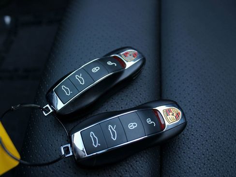 Used 2018 Porsche 718 Boxster RWD image 32