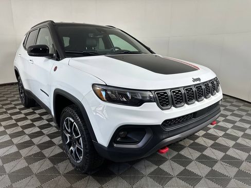 Used 2025 Jeep Compass Trailhawk AWD/4WD image 7