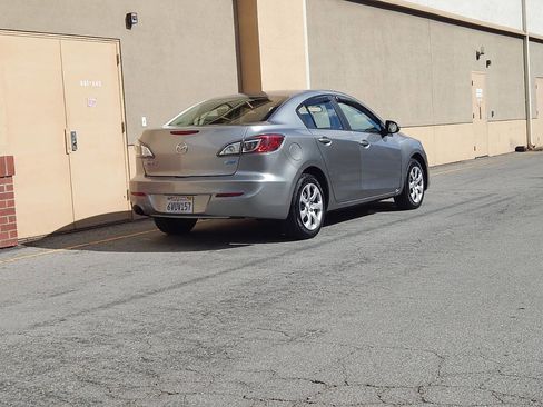 Used 2013 MAZDA MAZDA3 i Sport image 3