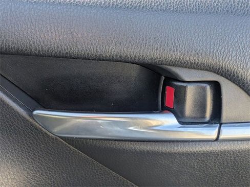 Used 2022 Toyota Camry SE image 33