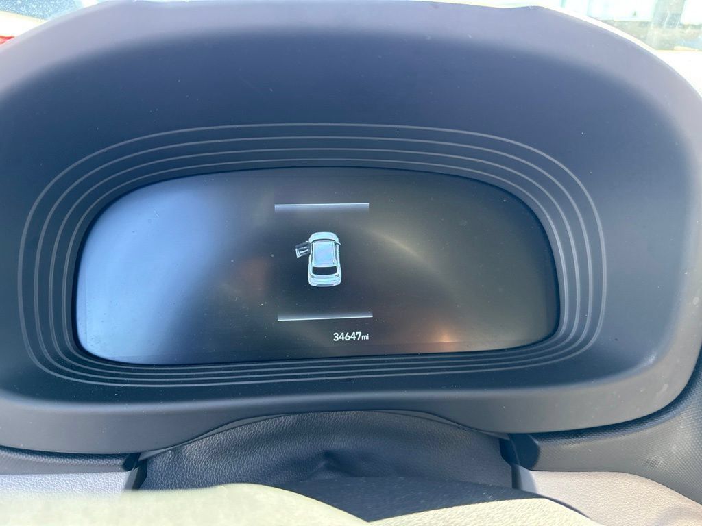 Used 2025 Hyundai Venue SEL FWD image 12
