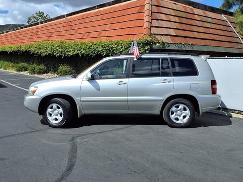 Used 2005 Toyota Highlander 2WD w/ 3rd Row image 3
