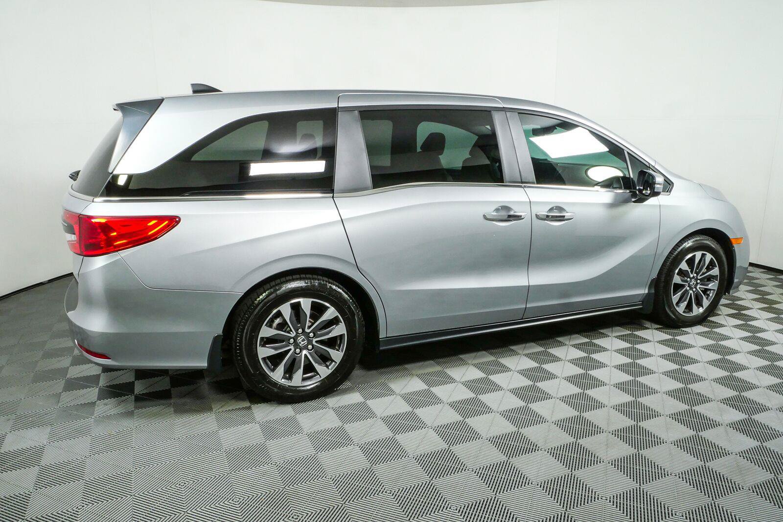 Used 2024 Honda Odyssey EX-L image 2