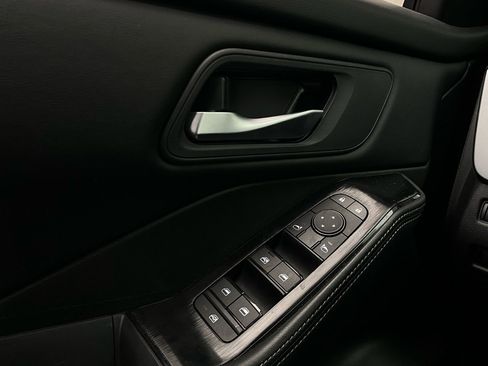 Used 2025 Nissan Rogue SV image 21