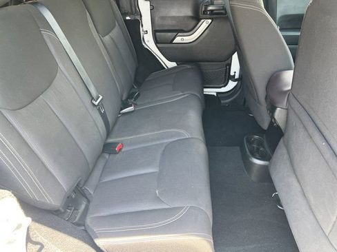 Used 2015 Jeep Wrangler Unlimited Rubicon w/ Connectivity Group AWD/4WD image 17