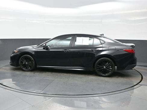 Used 2025 Toyota Camry SE image 3