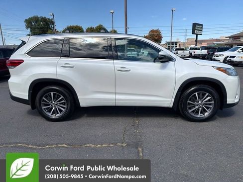 Used 2018 Toyota Highlander XLE AWD/4WD image 4