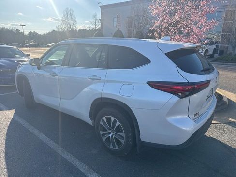 Used 2023 Toyota Highlander XLE AWD/4WD image 2