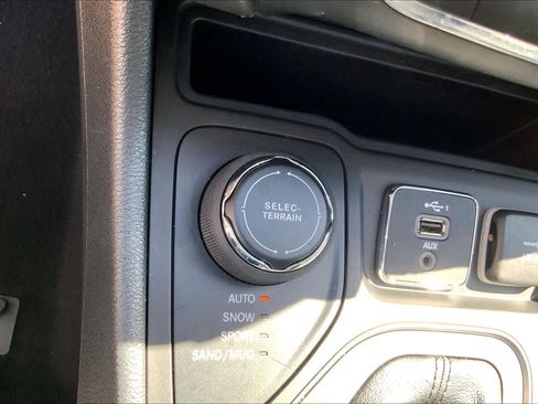 Used 2022 Jeep Cherokee Latitude AWD/4WD image 34
