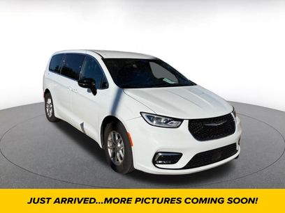 Used 2025 Chrysler Pacifica Select