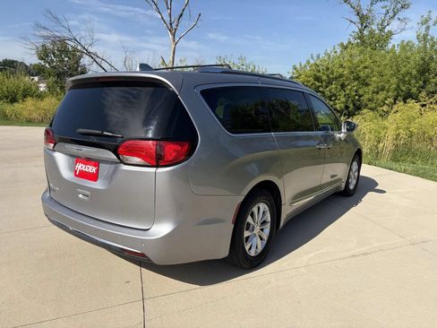 Used 2019 Chrysler Pacifica Touring-L FWD image 8