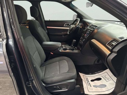 Used 2017 Ford Explorer XLT w/ Equipment Group 201A AWD/4WD image 22