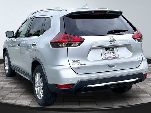 Used 2020 Nissan Rogue SV FWD image 3