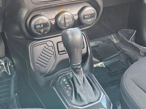 Used 2017 Jeep Renegade Altitude FWD image 17
