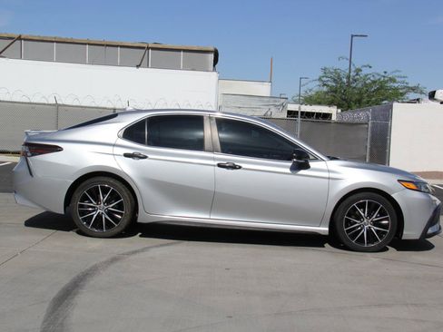 Used 2022 Toyota Camry SE FWD image 4