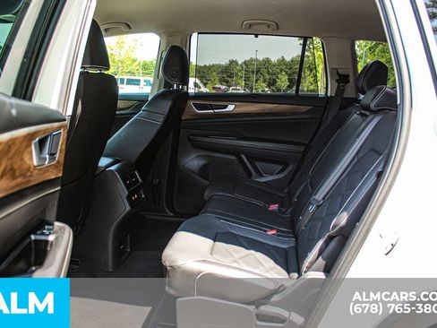 Used 2025 Volkswagen Atlas SE FWD image 16