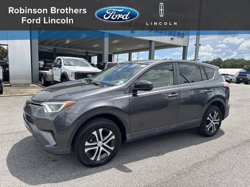 Used 2018 Toyota RAV4 LE FWD image 1