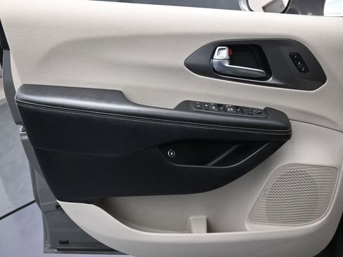 Used 2022 Chrysler Pacifica Touring-L FWD image 12