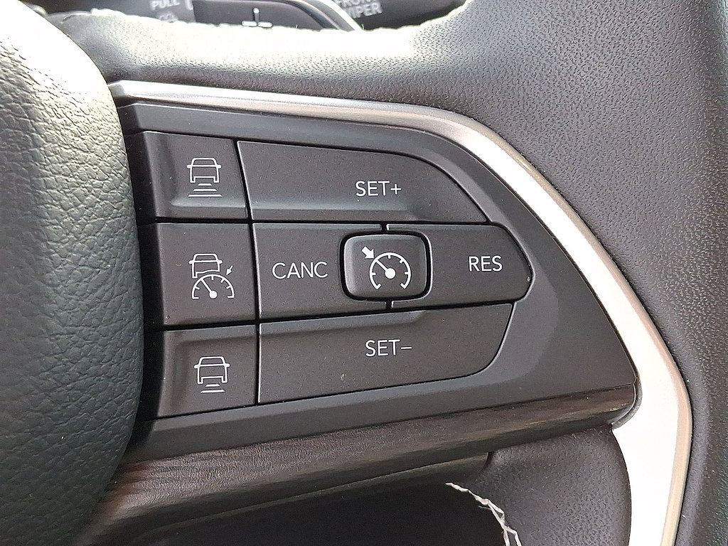 Used 2024 Jeep Grand Cherokee Laredo AWD/4WD image 24