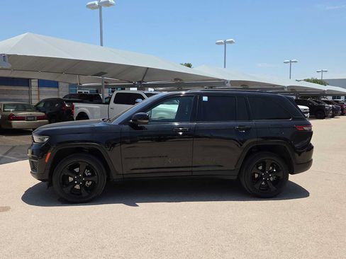 Used 2024 Jeep Grand Cherokee Altitude AWD/4WD image 5