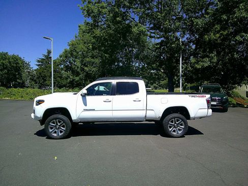 Used 2016 Toyota Tacoma TRD Sport AWD/4WD image 2