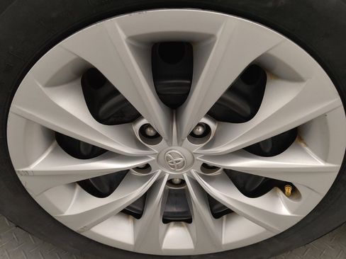Used 2017 Toyota Camry LE FWD image 31