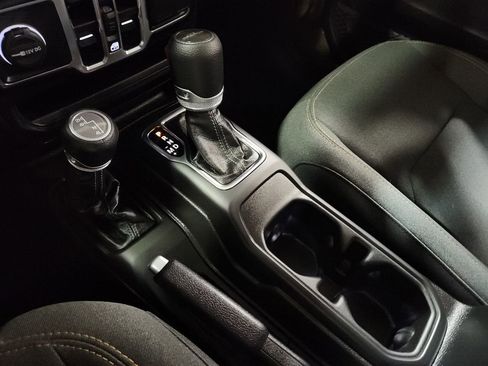 Used 2025 Jeep Gladiator Sport image 39