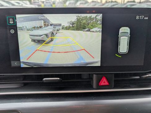 Used 2025 Kia Carnival LX FWD image 17