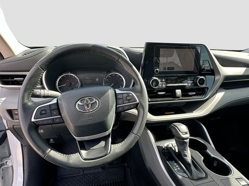 Used 2024 Toyota Highlander XLE FWD image 11