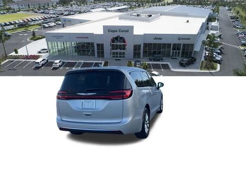 Used 2023 Chrysler Pacifica Touring-L image 26