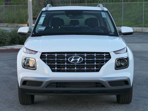 Used 2025 Hyundai Venue SEL image 8