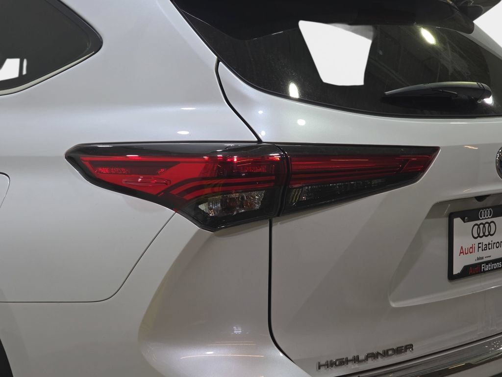 Used 2022 Toyota Highlander Limited w/ Protection Package #3 (TMS) AWD/4WD image 36